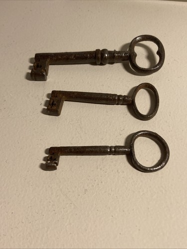 Antique metal keys job lot - x3,