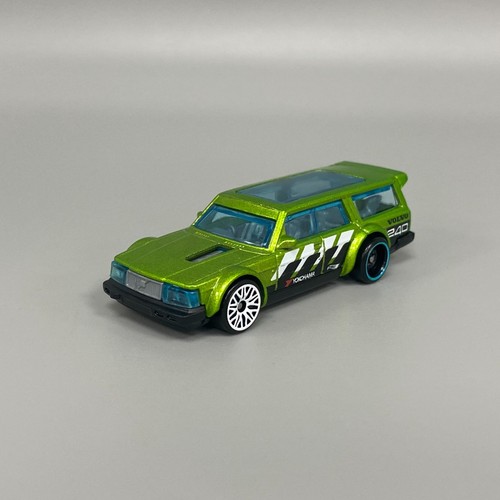 Hot wheels green volvo 240 - hot,