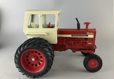 ERTL INTERNATIONAL FARMALL 1456 AGRICULTURAL TRACTOR FARM SCENE 1/16 SCALE SIZE