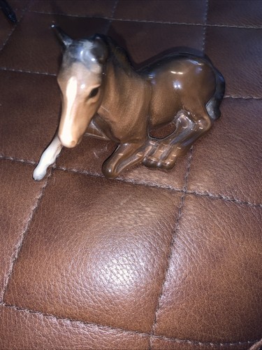Beswick brown foal lying - beswick,