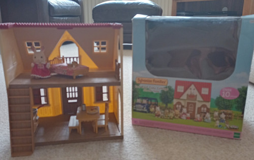 Sylvanian families red roof - red,