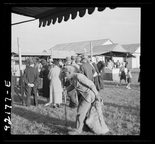 Photo fairgrounds crowd - photo:fairgrounds, 1930s