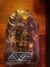 100% GENUINE NECA ALIEN vs