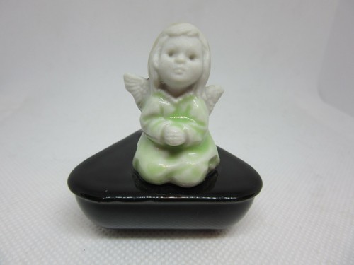 Wade kneeling angel candle - kneeling,