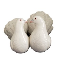 LLADRO Couple of Doves Kissing