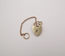 1965 VINTAGE 9ct GOLD CHARM - HEART SHAPED PADLOCK WITH SAFETY CHAIN - 1.95g