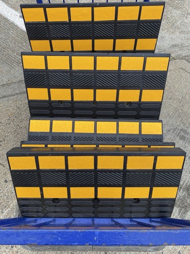 Heavy duty rubber kerb ramps