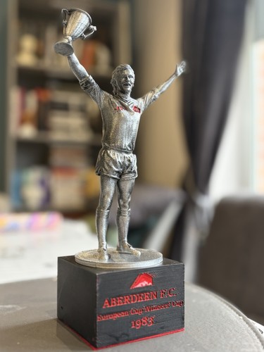 Willie miller statue aberdeen - statue,