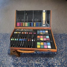 Colouring set : 24 coloured pencils and artist set. 