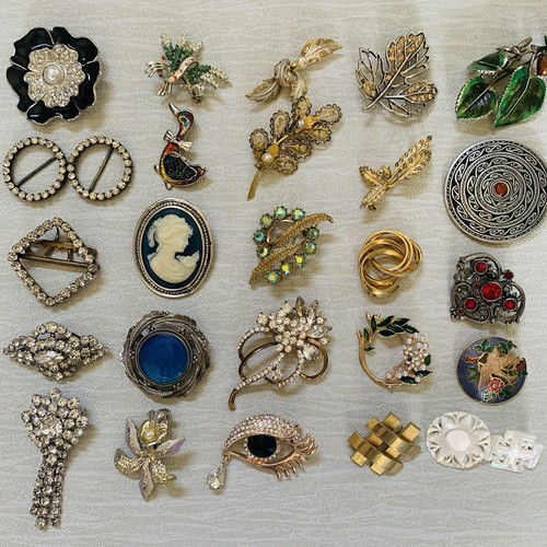 Job lot brooches including - of,