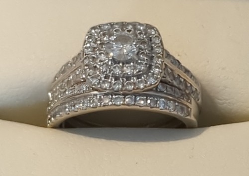 Stunning 18ct gold - **stunning,