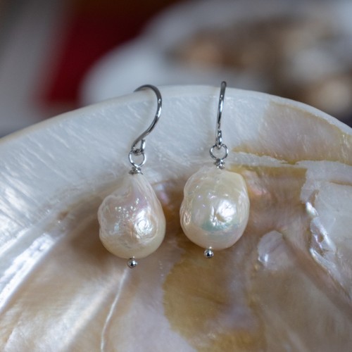 Natural baroque pearl earrings - natural,