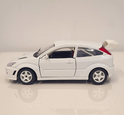 Bburago ford focus white - 1:24,