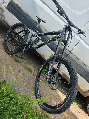 Kona stinky full - full, suspension