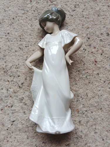 Nao lladro how pretty - by, "how