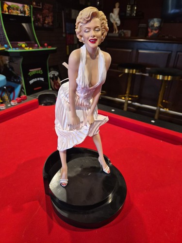Marlyn monroe statue - 15.7",