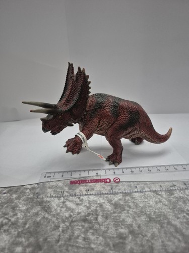 Red triceratops schleich - red,