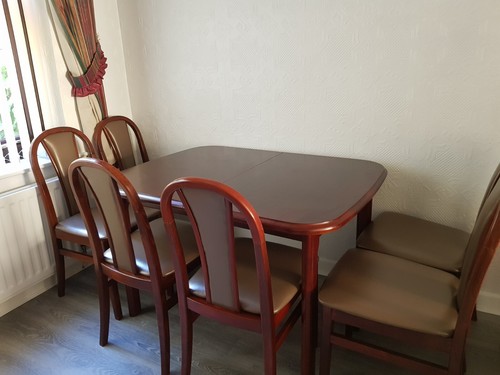 Extendable dining table and