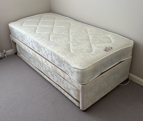 Trundle bed with mattress