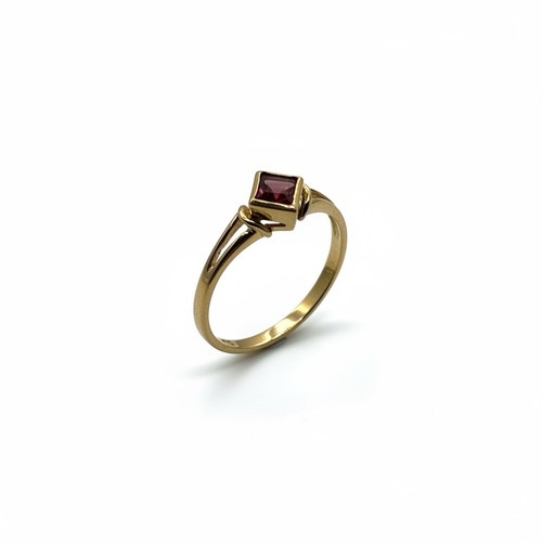 9ct yellow gold - natural, red