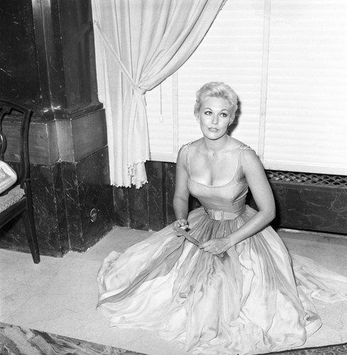 Kim novak sexy busty 10x10 - kim,