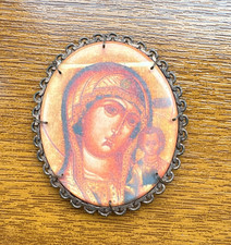 VINTAGE VIRGIN MARY & CHILD CAMEO PLASTIC MEDALLION – RARE RELIGIOUS COLLECTABLE