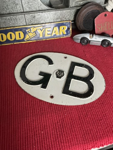 Vintage car badge - gb,