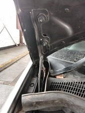BONNET HINGE RH VAUXHALL CORSA