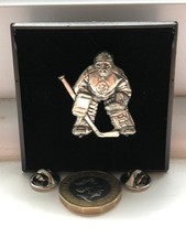 NET MINDER ICE HOCKEY PLAYER