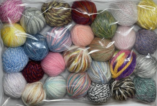 Small yarn balls mixed - 28,