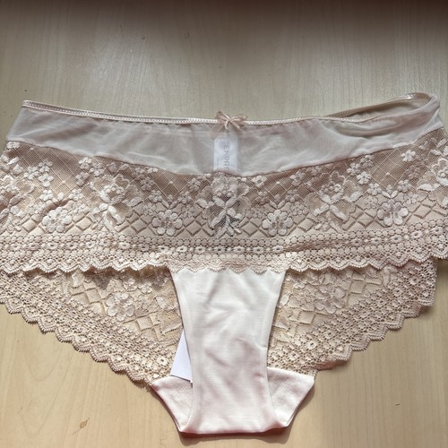Melody short empreinte in - by,
