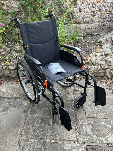 Self propelled wheelchair with - propelled,