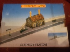 HORNBY  R534 COUNTRY STATION  IN BOX  COMPLETE
