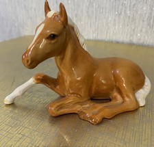 BESWICK HORSE FOAL LYING DOWN PALOMINO GLOSS FINISH MODEL No. 915 PERFECT
