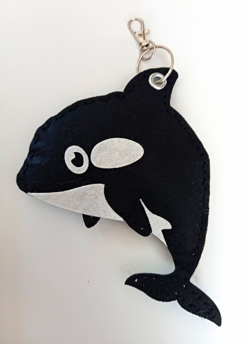 Black felt orca whale - black,