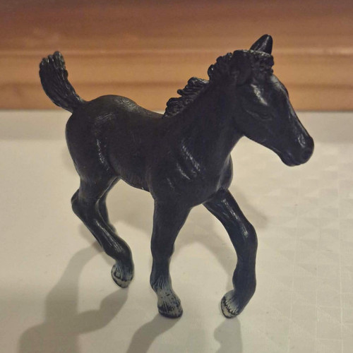 Black plastic horse - black,