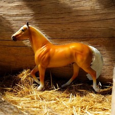 Breyer Stablemates The Smart Chic Olena (M1) | 1:32 Model Horses | #6051