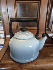 ⭐A Super LE CREUSET Stove Top Whistling Traditional Kettle 2.1L Coastal Blue