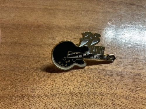 King guitar pin black white - bb,