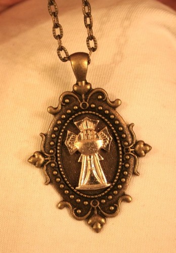 Point rimmed festooned cross - rimmed,