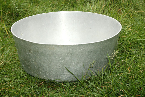 Large rust aluminium pan - rust,