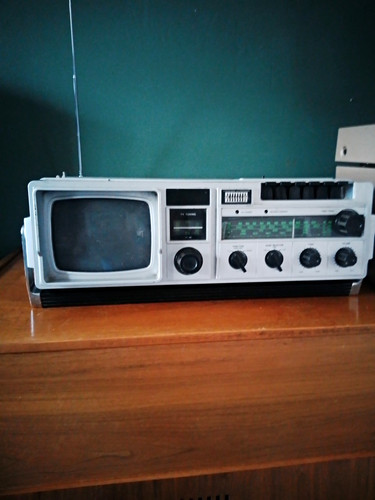 Waltham portable crt radio - crt, tv/radio