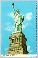 D305826 New York Bedloes Island The Statue of Liberty Manhattan Post Card Plasti