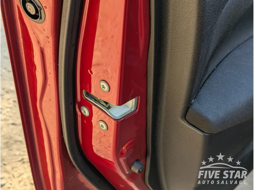 Suzuki sx4 cross - front, door