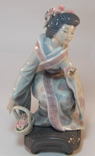 Lladro 7 3/4" Japanese Geisha