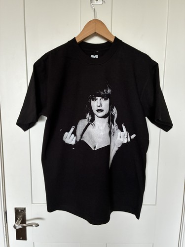 Taylor swift middle finger - taylor,