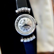 A BEAUTIFUL LADIES VINTAGE