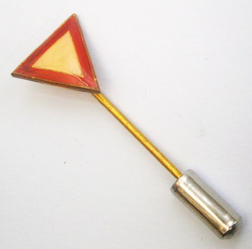 Q916 red triangular road - q916),