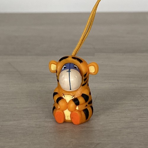 Winnie the pooh - winnie, peek-a-pooh
