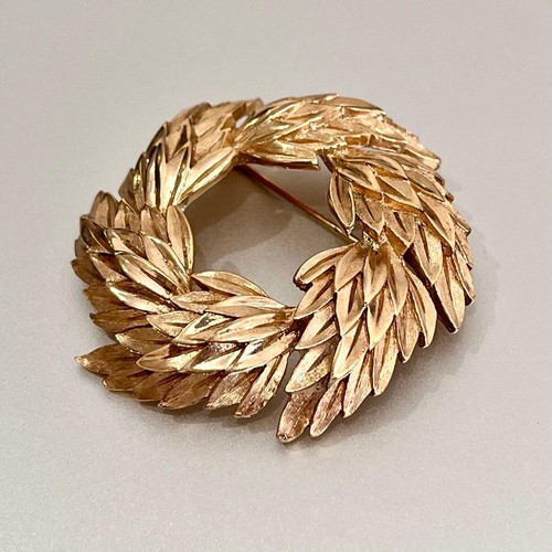Trifari vintage gold tone - gold,